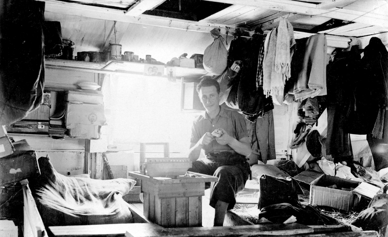 pithiviers. mosze kaluski fabriquant un bateau en bois entre mai 1941 et juin 1942 sd. archives familiales