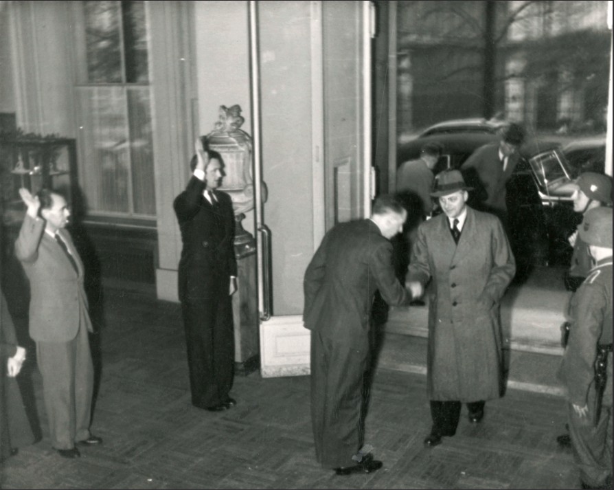 4 novembre 1943 rosenberg et lohse accueillis au jeu de paume par rene huyghe conservateur au departement des peintures du louvre