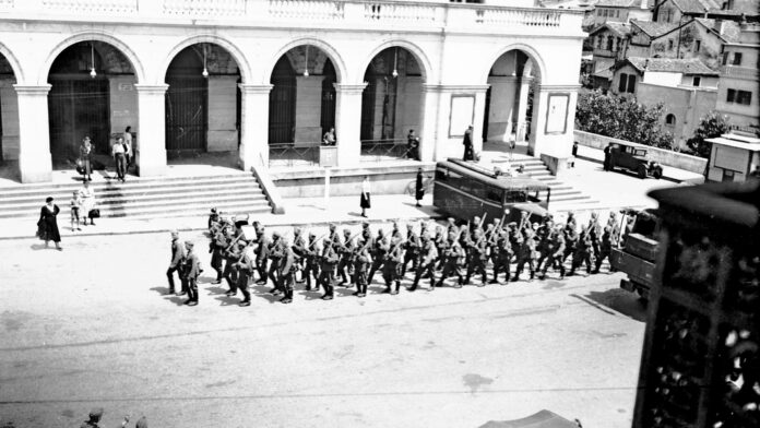 1940 07 02 troupes allemandes arrivant de la gare frad040 2num033 005 copie copie