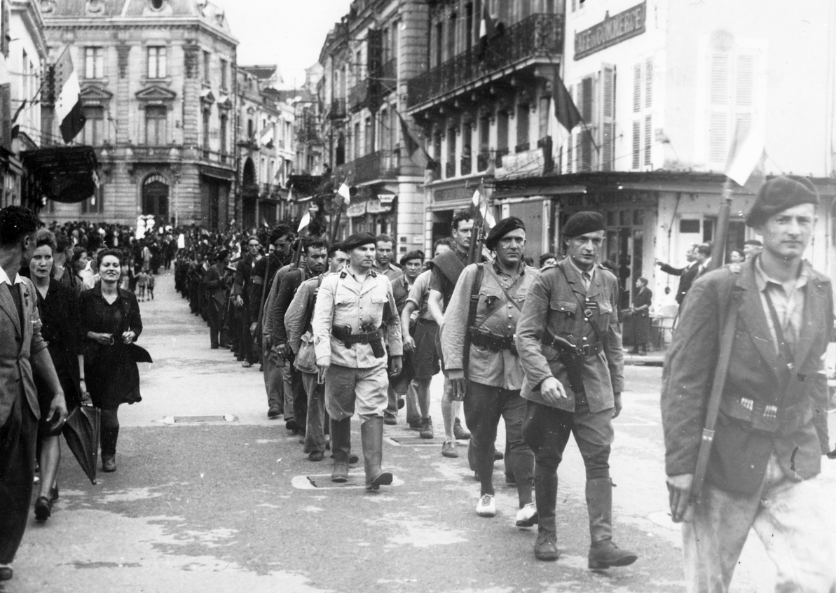 Les troupes du maquis entrent en ville