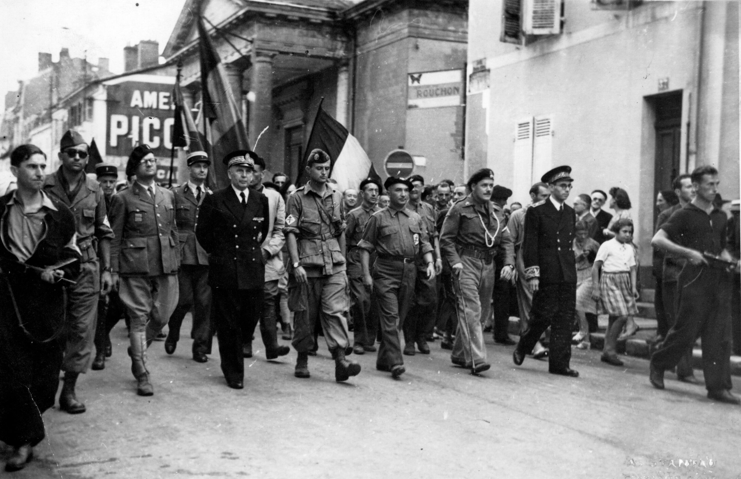 Les autorités défilent de la préfecture vers la mairie