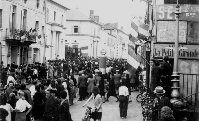 1944 08 21 matin foule devant prefecture frad040 2num033 042 copie copie