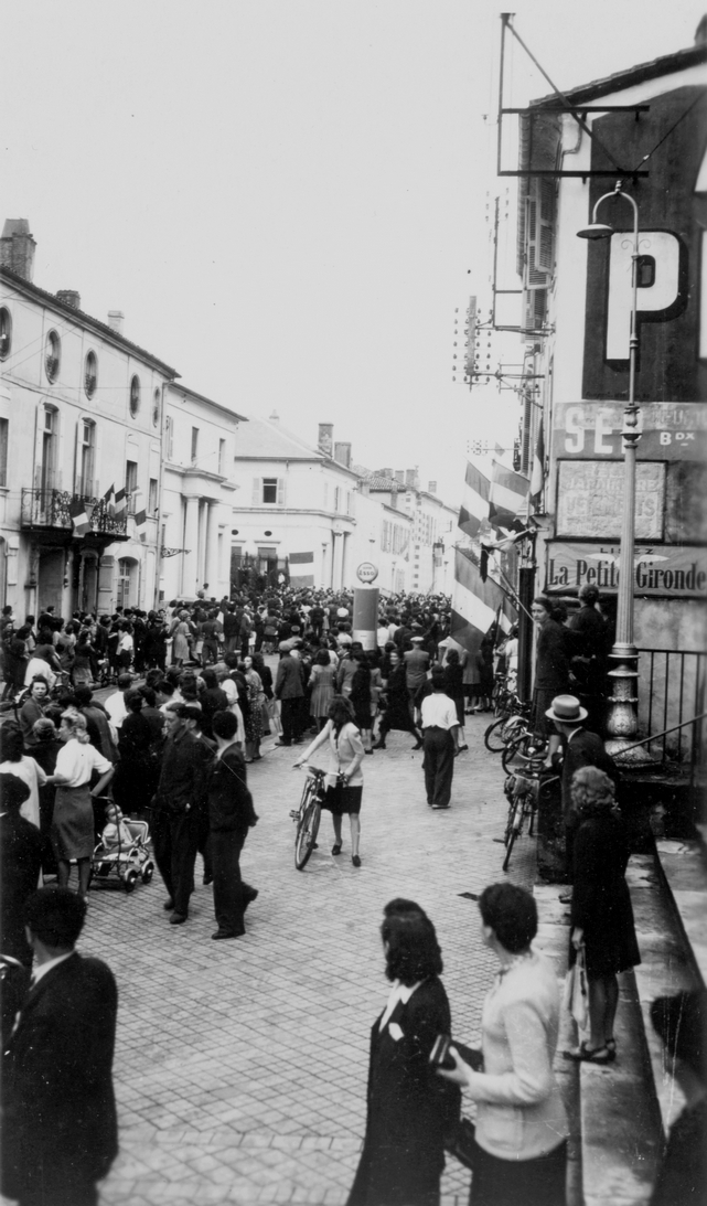 1944 08 21 matin foule devant prefecture frad040 2num033 042 copie copie