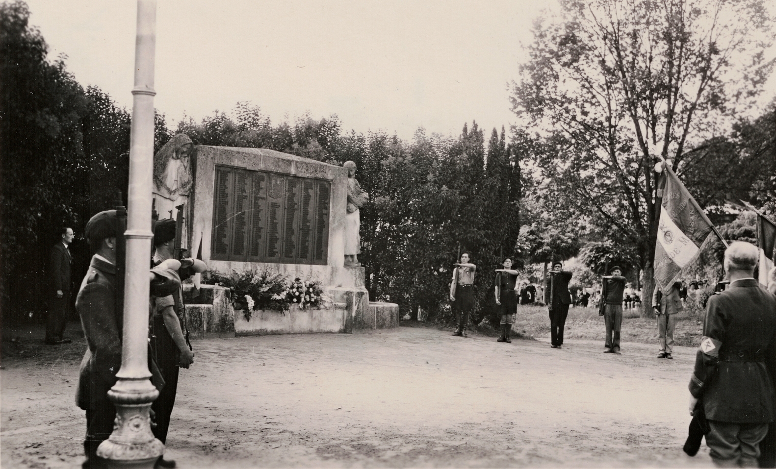 1944 09 03 monument aux morts ffi ad40 fonds lestage 83j copie