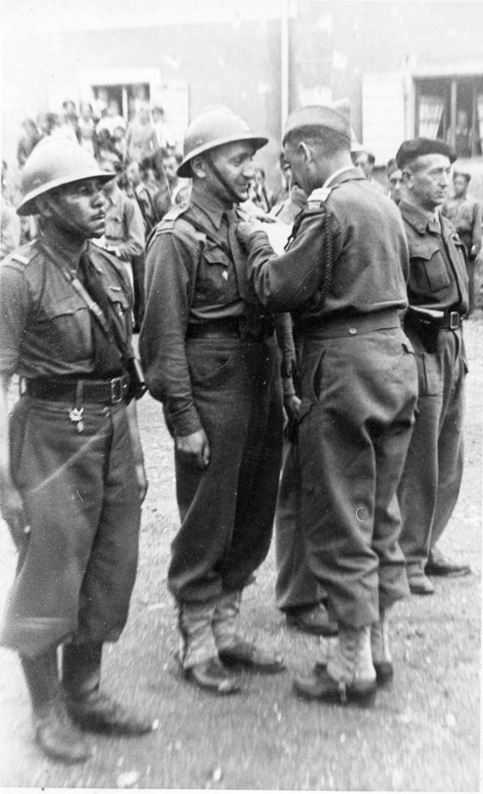 1945 07 16 remise croix de guerre vieux brisach