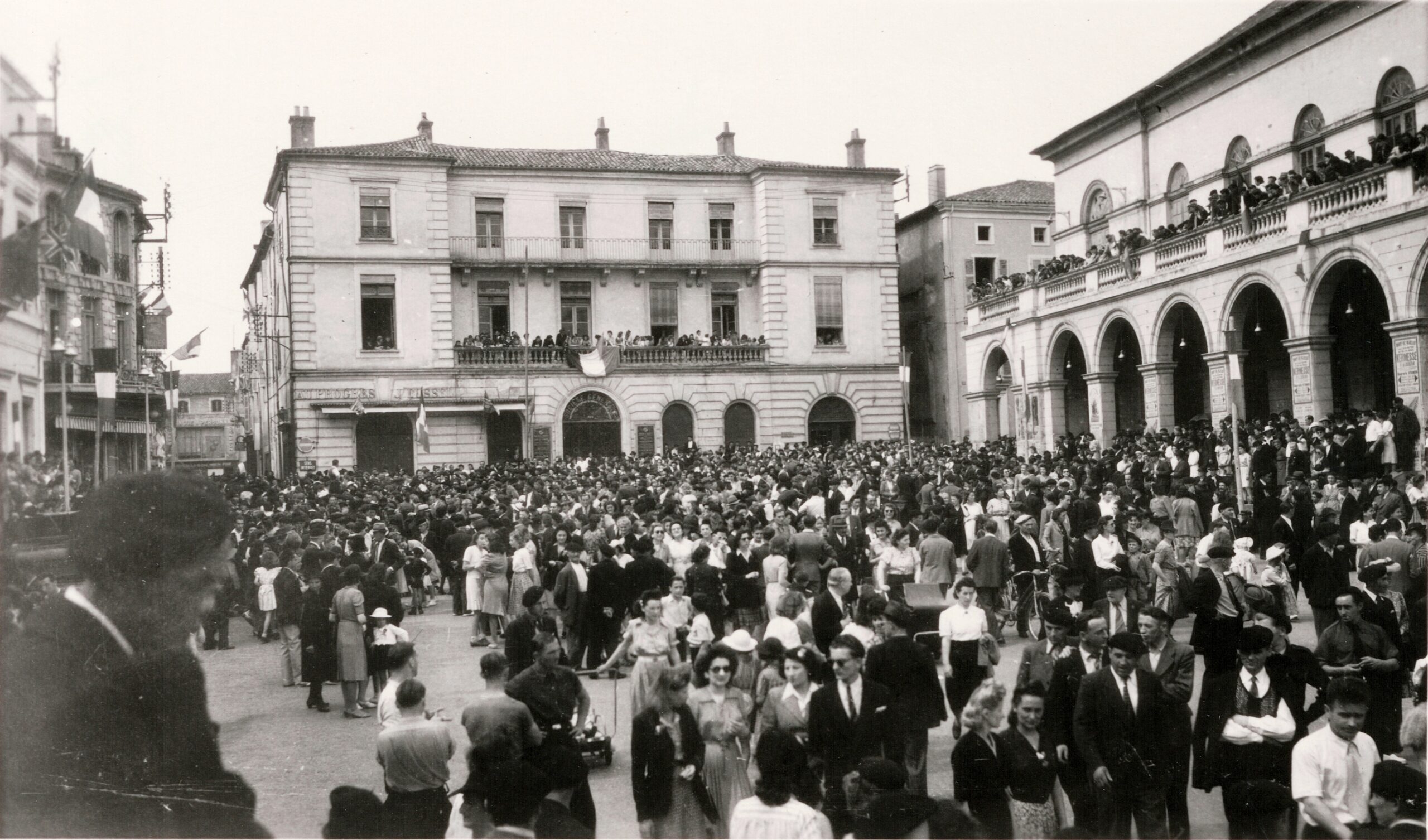 1945 8 mai mairie foule place de gaulle ad40 fonds lestage 83j