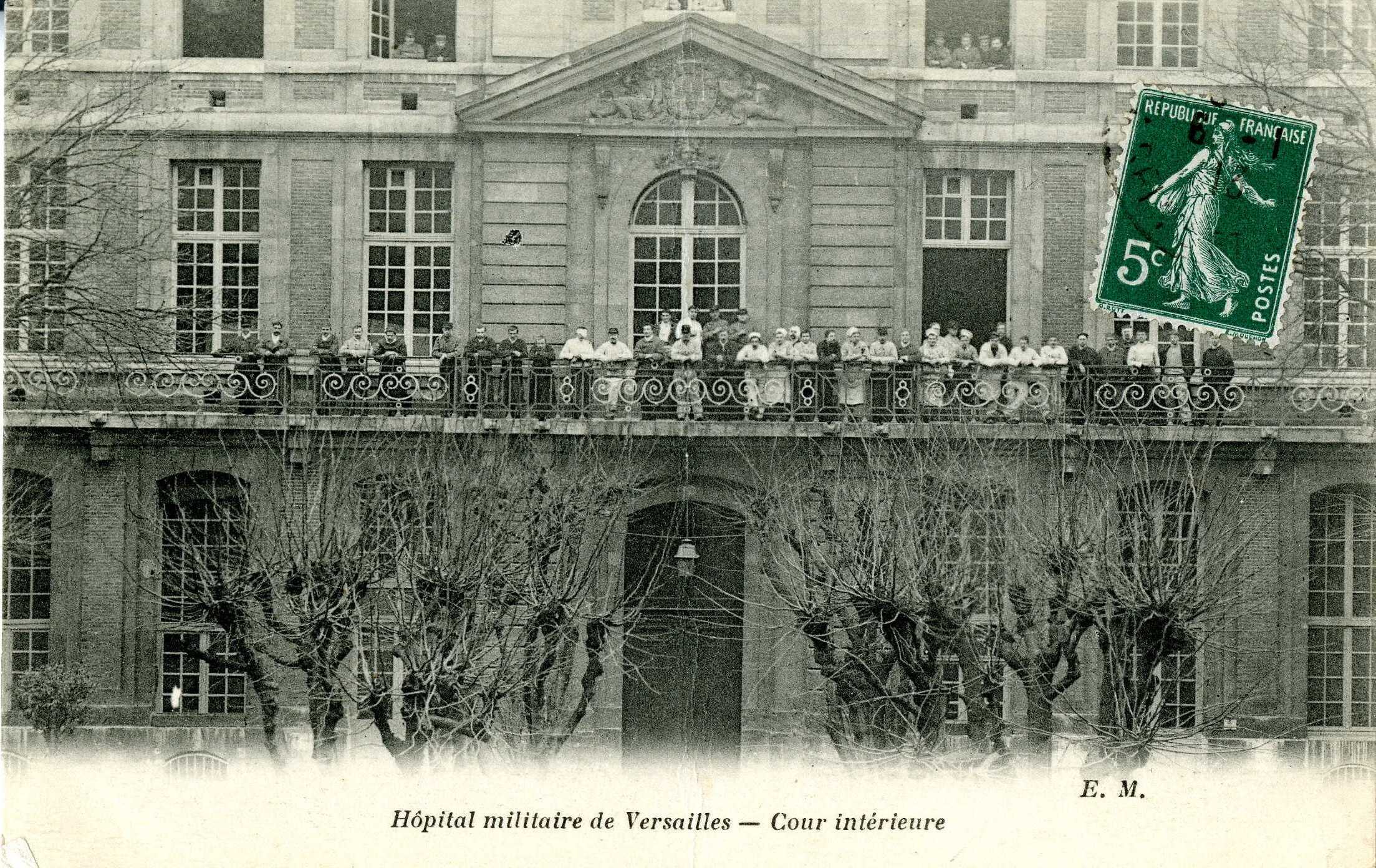 hôpital militaire de versailles cour intérieure. e.m. héliotypie a. bourdier, versailles 1fi907 lot 1 média 1 archives communales de versailles
